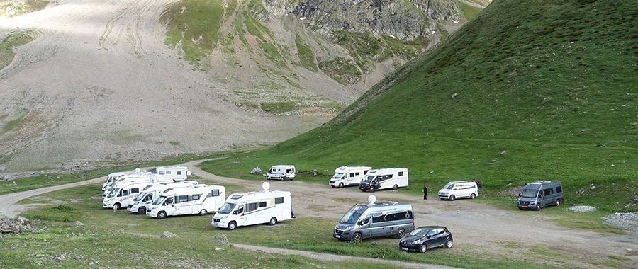 Parking illegal pour camping cars au col du Lautaret