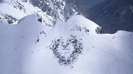 Cœur dessiné sur la neige en montagne par 600 personnes.