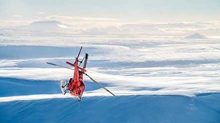 Hélicoptère sur fond de montagnes enneigées